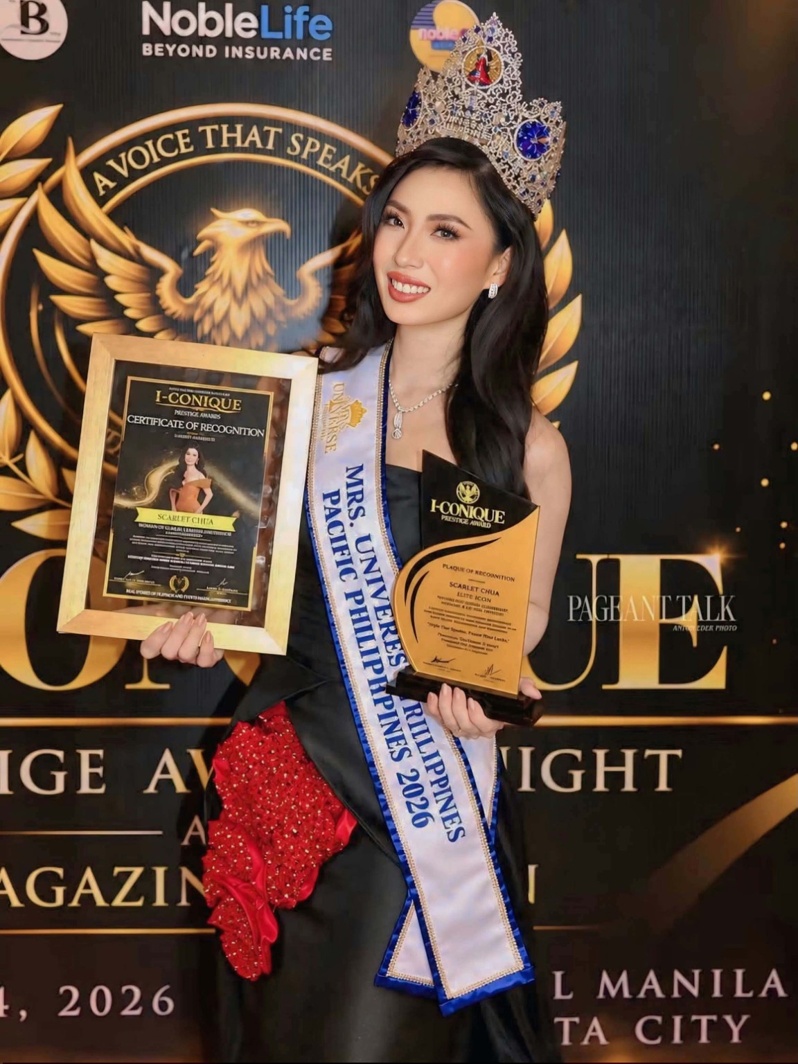 Scarlet Chua receiving the Elite Icon award