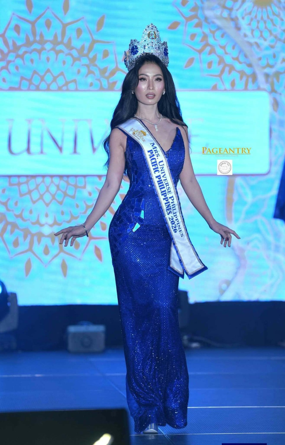 Scarlet Chua walking on stage